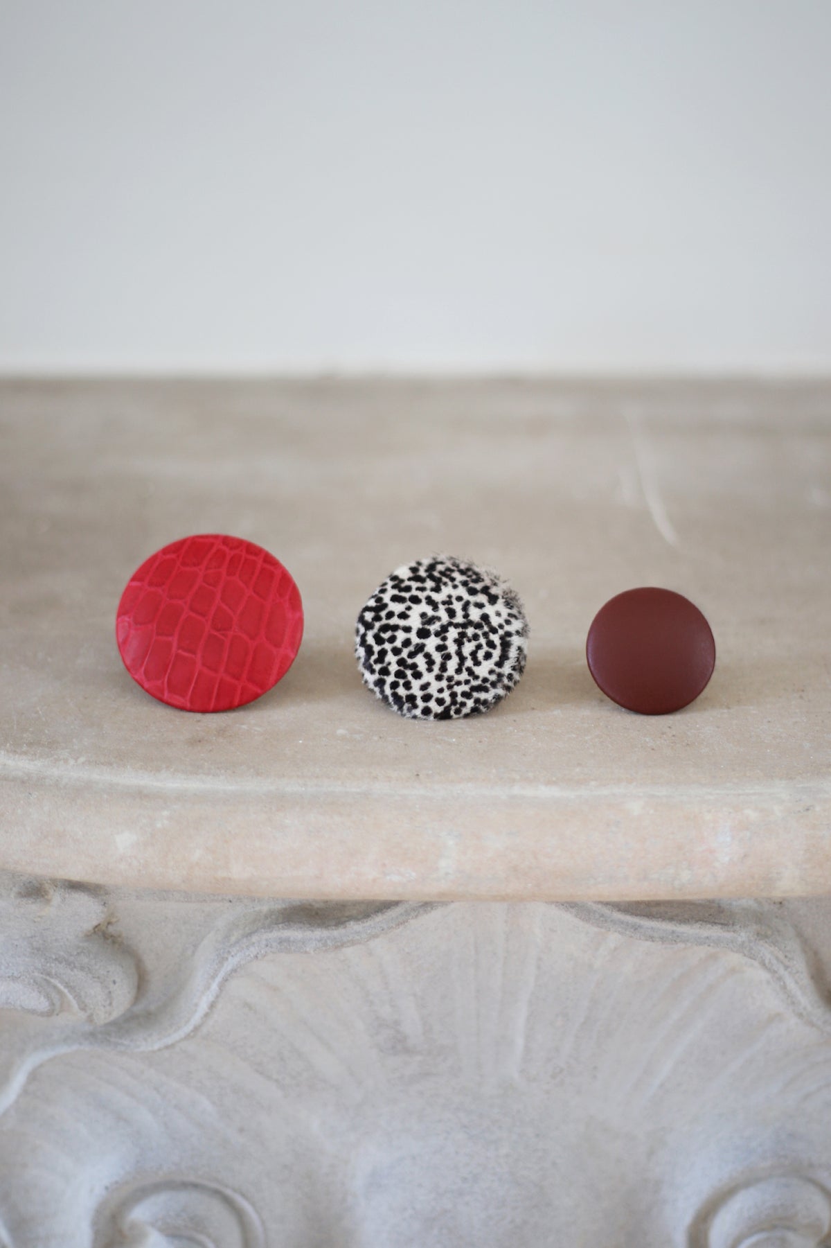LEATHER PINBACK BUTTON M