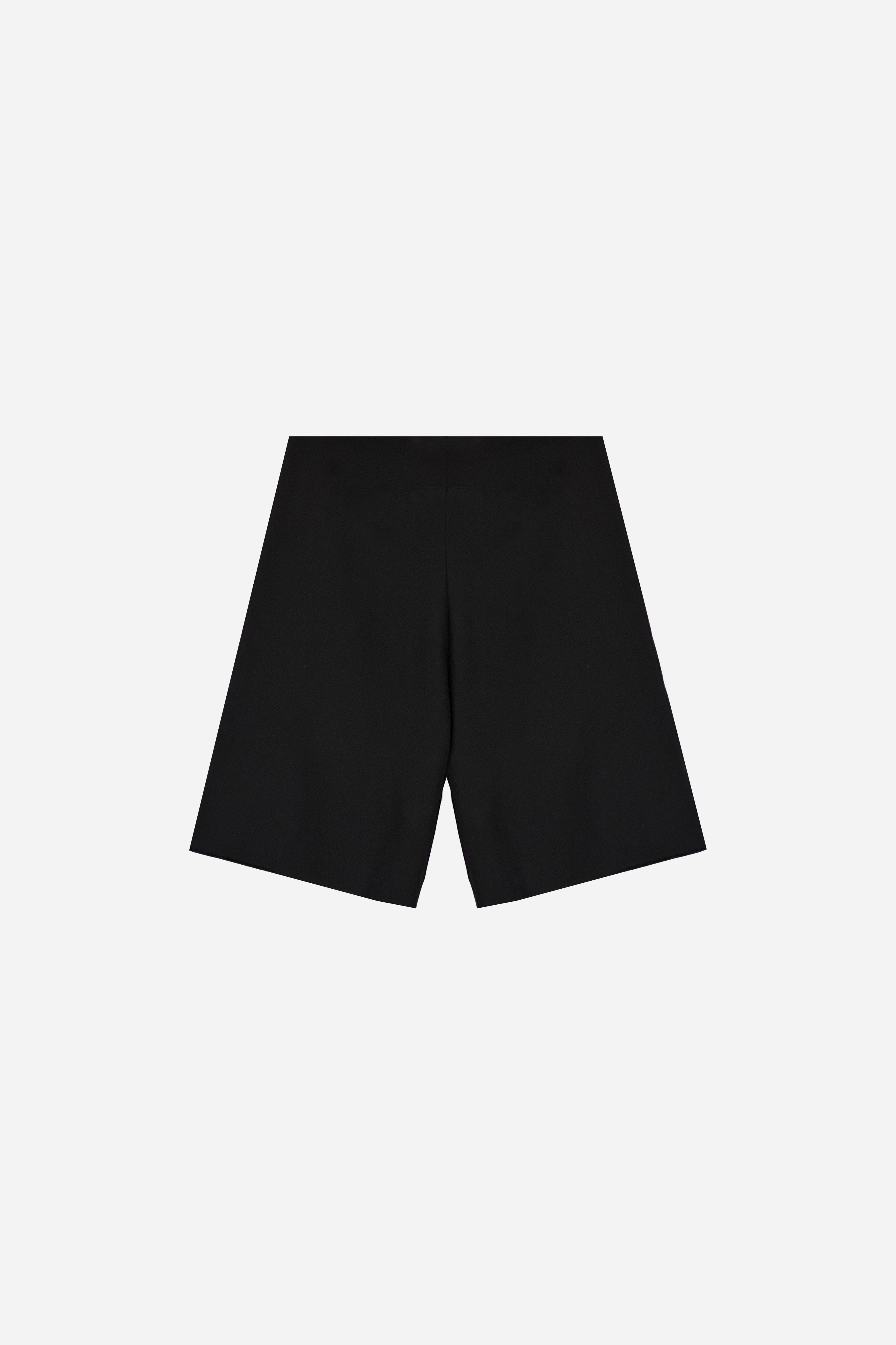 DOUBLE PLEATED BERMUDAS IN BLACK